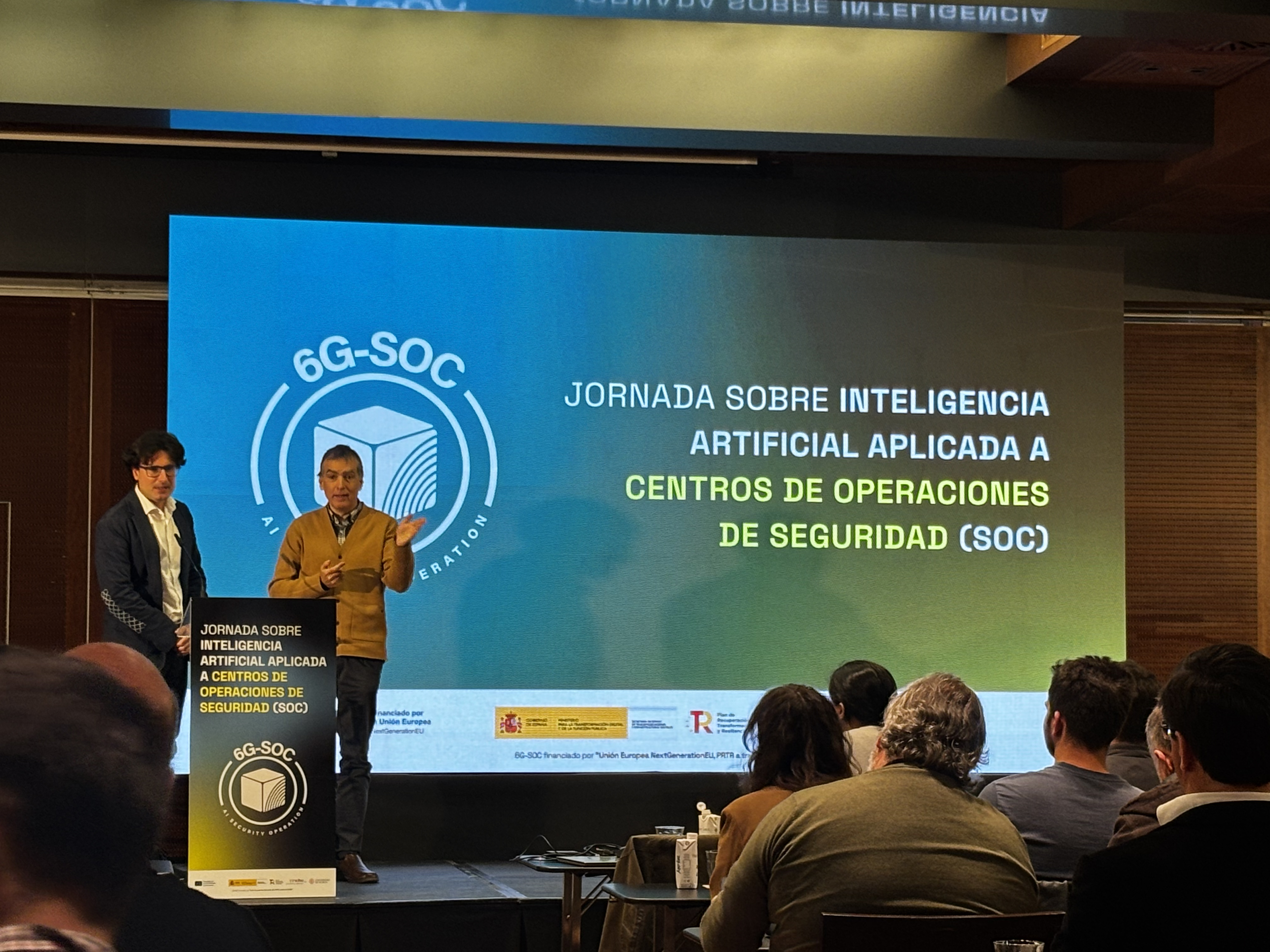 Antonio Skármeta y Jorge Bernal en la jornada del proyecto 6G-SOC